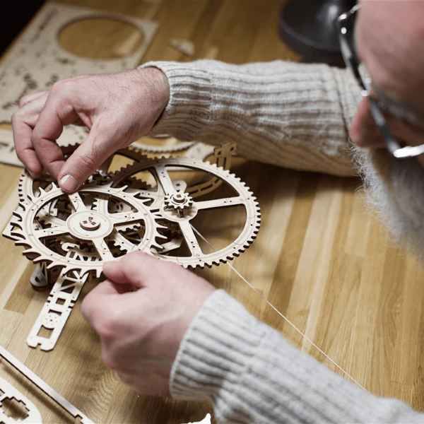 Ugears "Aero Wanduhr mit Pendel"  Mechanischer DIY 3D Modellbausatz - myshop-ffm
