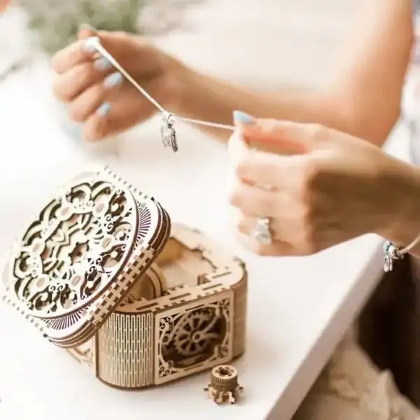 Ugears "Treasure Box" Schatztruhe 3D Modellbausatz aus Holz - myshop-ffm