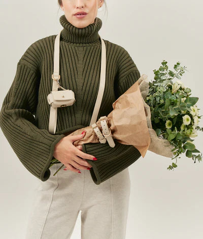 CAFIDE – Beiger Kotbeutelhalter / Poop Bag aus veganem Lignify®-Leder, Jala