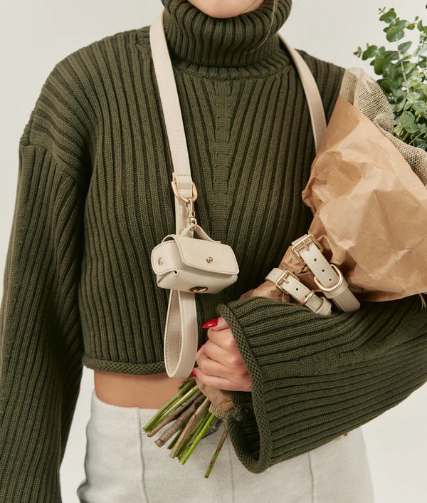 CAFIDE – Beiger Kotbeutelhalter / Poop Bag aus veganem Lignify®-Leder, Jala