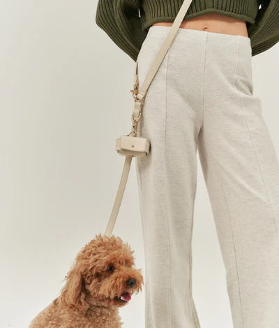 CAFIDE – Beiger Kotbeutelhalter / Poop Bag aus veganem Lignify®-Leder, Jala