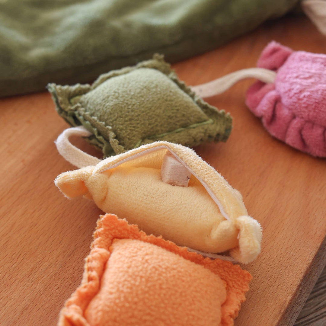 Pups & Bubs - Ravioli-Nasenarbeitsspielzeug mit Quietscher und Raschelgeräusch