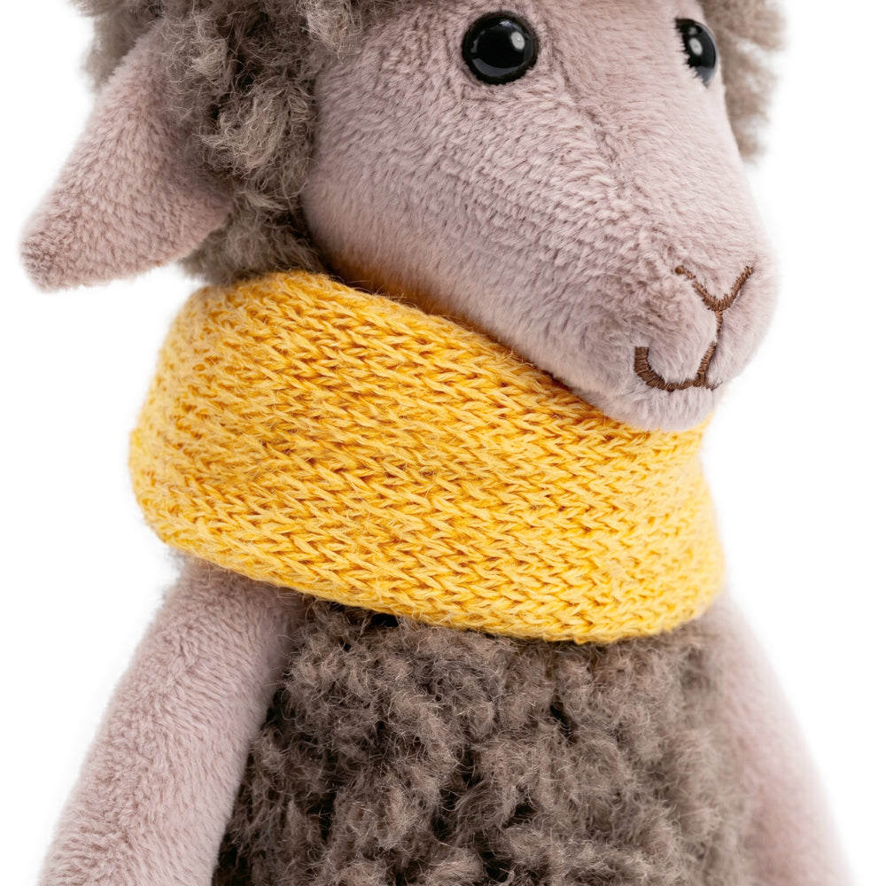 Kuscheltier Schaf Bibi mit gelbem Loop 16 cm