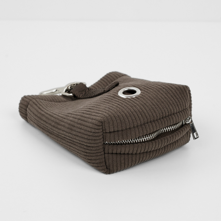 Staey - Elma Leckerli-Tasche mit Kotbeutelhalter | Dunkle Eiche